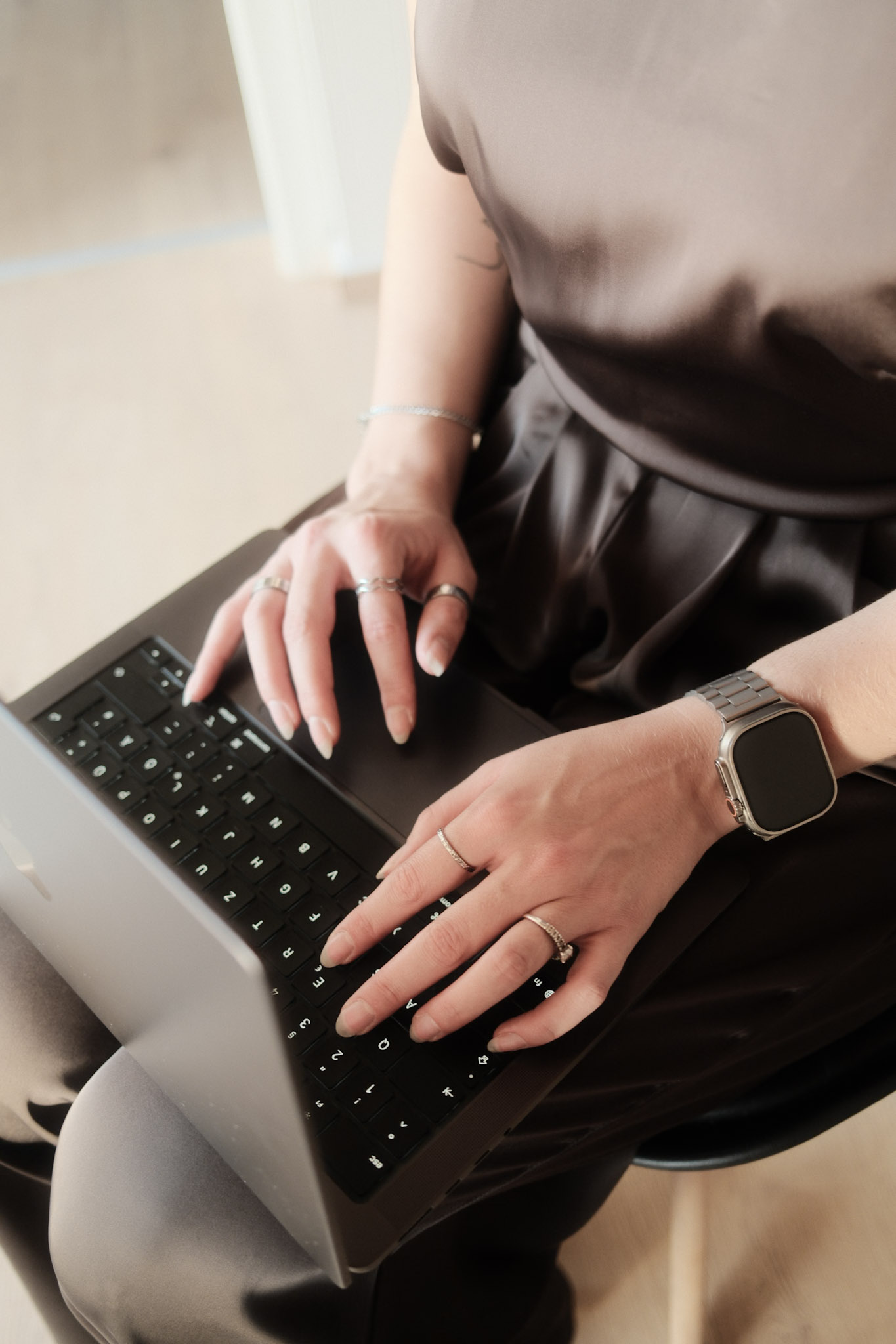 Laura Rosa Sömer arbeitet konzentriert am Laptop