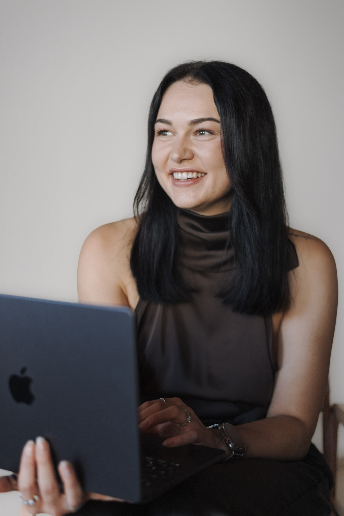 Laura Rosa Sömer lachend am Laptop